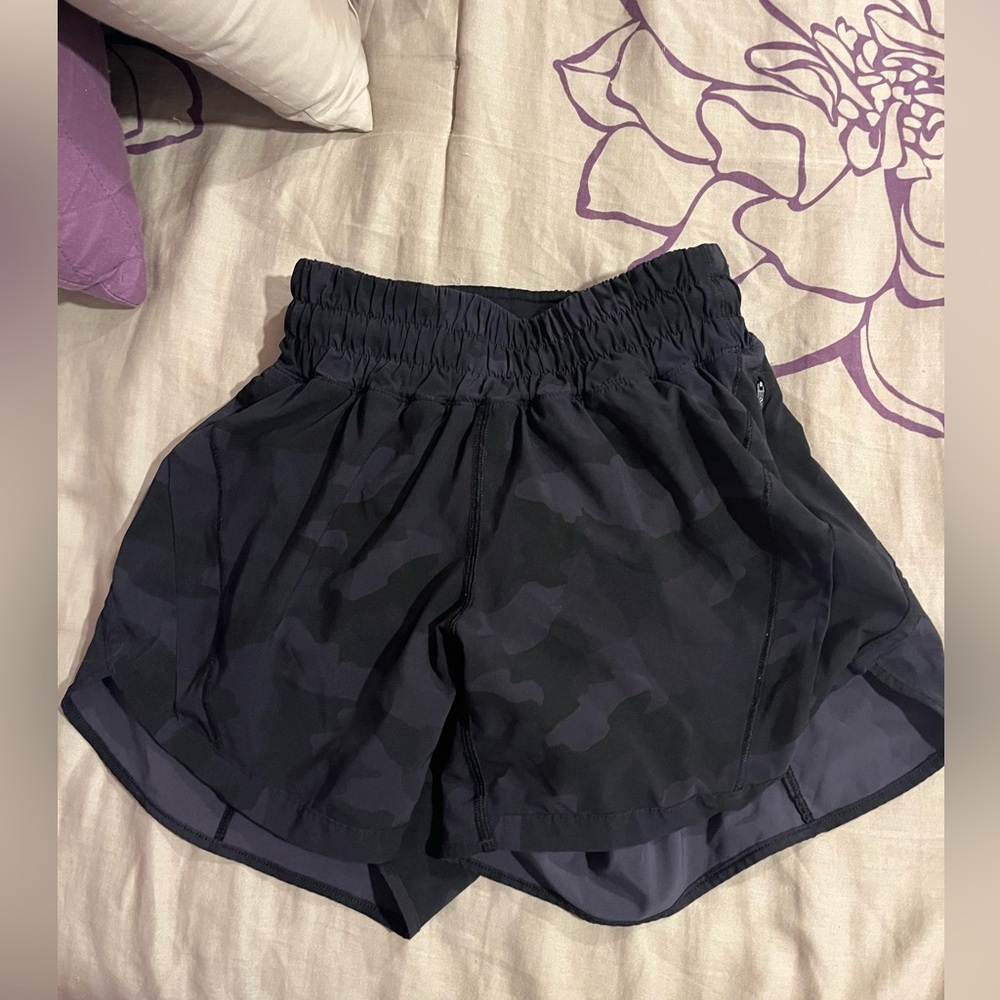 Lululemon black camo hotty hot shorts 4 in size 2